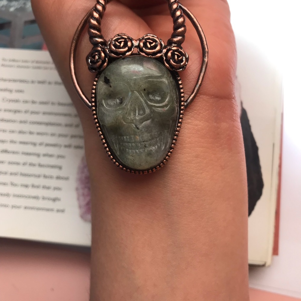 ✨ON SALE✨ ✨Labradorite Skull Pendent - Picture 4 of 7
